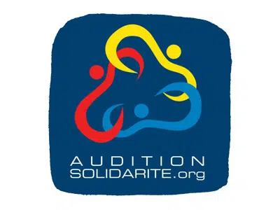 audition-solidarite logo audition solidarité formé par trois oreilles jaune rouge et bleu en triangle sur fond bleu foncé