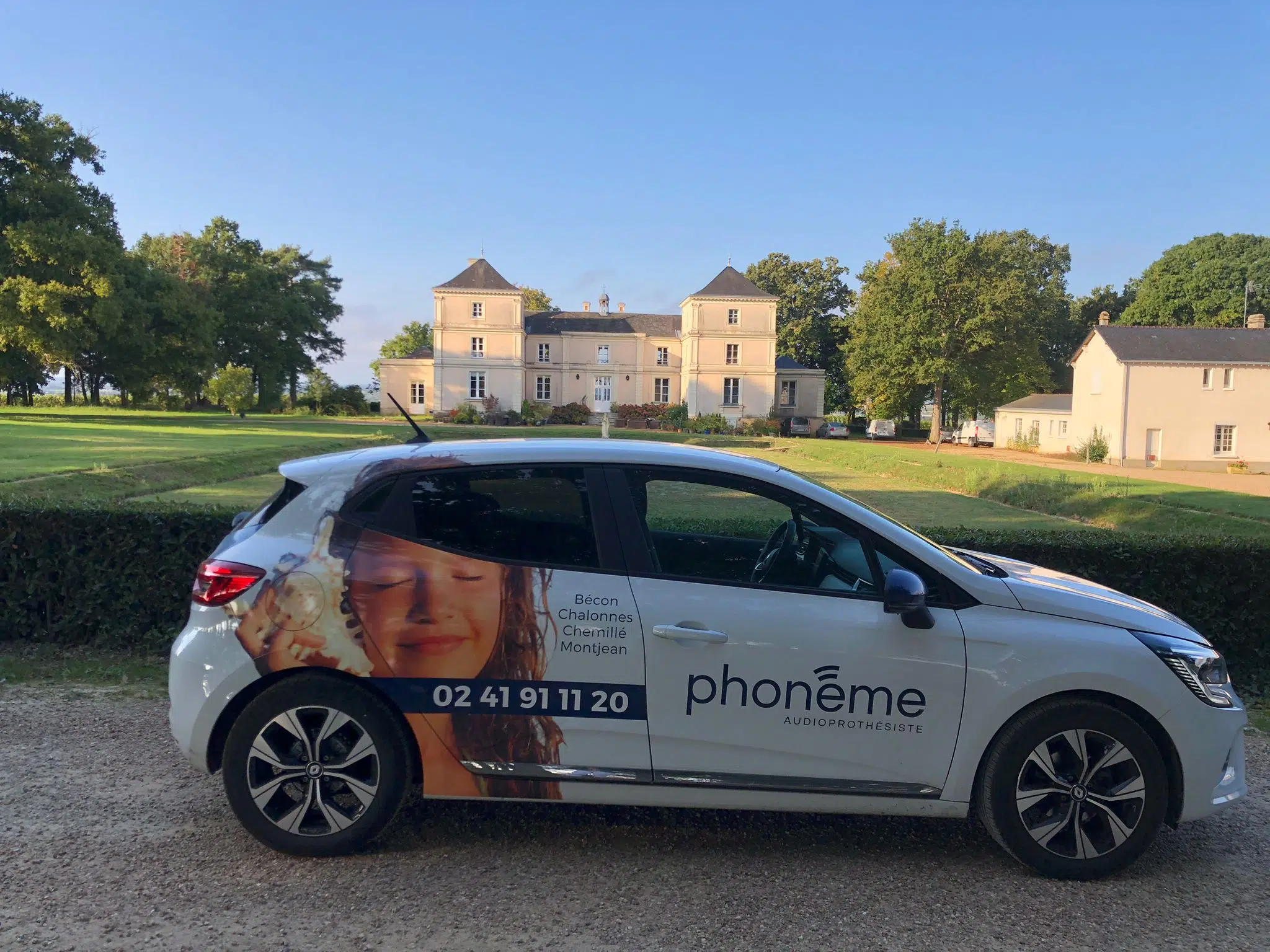 phoneme cohésion audioprothésiste voiture phonème devant le chateau de fesle dans le vignoble près de thouarcé dans le 49